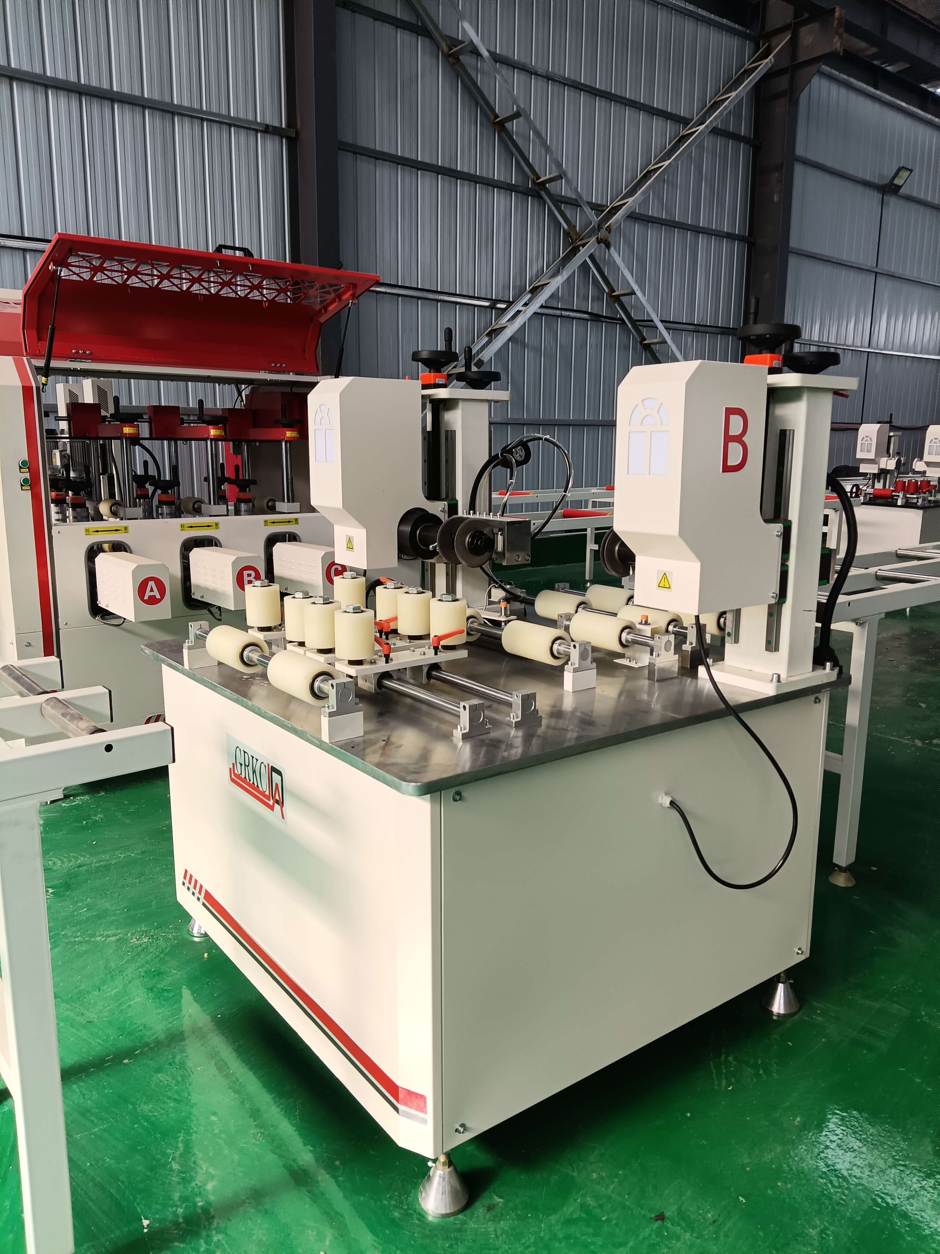 斷橋鋁開齒穿條一體機(jī)的維護(hù)保養(yǎng)